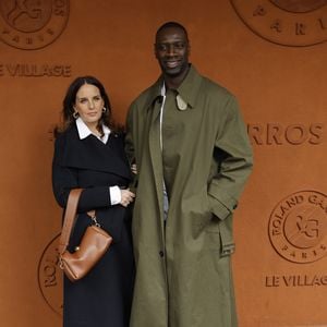 Côté tribunes, Omar Sy, hilare aux côtés de Laurent Lafitte et de son épouse Hélène, a captivé les regards par sa bonne humeur contagieuse.

Omar Sy et sa femme Hélène lors des Internationaux de France de Tennis de Roland Garros 2025, à Paris, France, le 7 juin 2025. 

© Cyril Moreau / Bestimage