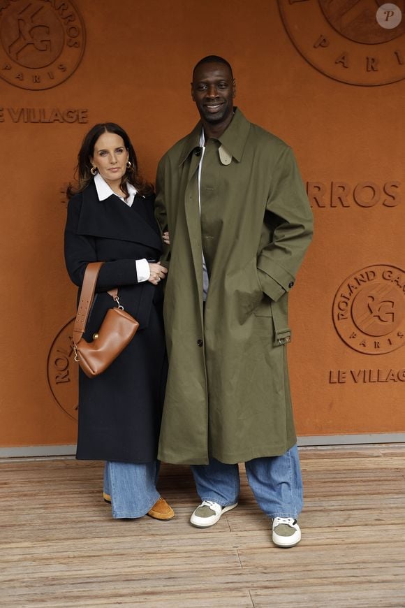 Côté tribunes, Omar Sy, hilare aux côtés de Laurent Lafitte et de son épouse Hélène, a captivé les regards par sa bonne humeur contagieuse.

Omar Sy et sa femme Hélène lors des Internationaux de France de Tennis de Roland Garros 2025, à Paris, France, le 7 juin 2025. 

© Cyril Moreau / Bestimage