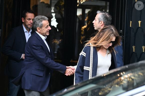 Nicolas Sarkozy et sa femme Carla Bruni - La famille Sarkozy réunie au restaurant du "Four Seasons Hôtel George V" pour l'anniversaire de Giulia Sarkozy (14 ans) à Paris, France, le 19 octobre 2025. Nicolas profite au maximum de ses derniers jours de liberté avant son incarcération à la prison de la Santé mardi 21 octobre. © Bestimage