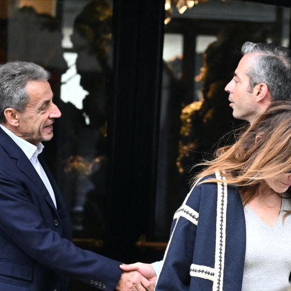 Nicolas Sarkozy et sa femme Carla Bruni - La famille Sarkozy réunie au restaurant du "Four Seasons Hôtel George V" pour l'anniversaire de Giulia Sarkozy (14 ans) à Paris, France, le 19 octobre 2025. Nicolas profite au maximum de ses derniers jours de liberté avant son incarcération à la prison de la Santé mardi 21 octobre. © Bestimage