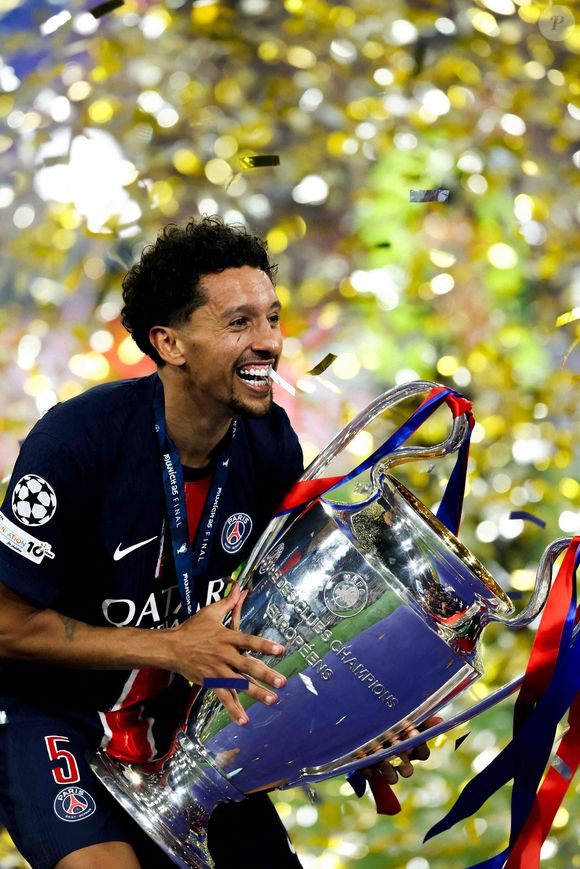 Le joueur du PSG Marquinhos avec le trophée lors de la cérémonie de la Finale - Paris Saint-Germain FC vs Inter - Internazionale, match de football de l'UEFA Champions League à Munich, Allemagne, 31 mai 2025 ©IPA Sport/ABACA