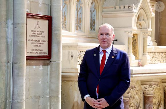 Selon nos confrères de "Gala", il n'hésiterait pas à organiser des parties de chasse et à faire du vélo dans ce petit village.

Le prince Albert II de Monaco, aux côtés du maire M.Grandin, salue les habitants de Torigny-les-Villes en se rendant à l’église Saint-Laurent, en mémoire de ses ancêtres qui y reposent, le 10 avril 2025. 
© Dominique Jacovides / Bestimage