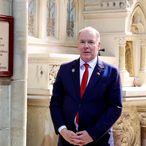 Selon nos confrères de "Gala", il n'hésiterait pas à organiser des parties de chasse et à faire du vélo dans ce petit village.

Le prince Albert II de Monaco, aux côtés du maire M.Grandin, salue les habitants de Torigny-les-Villes en se rendant à l’église Saint-Laurent, en mémoire de ses ancêtres qui y reposent, le 10 avril 2025. 
© Dominique Jacovides / Bestimage