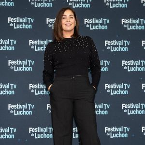 L'actrice française Lola Dewaere de la fiction télévisée "Astrid et Raphaëlle" pose lors d'un photocall au Festival TV de Luchon à Bagnere de Luchon, dans le sud-ouest de la France, le 11 février 2022. Photo by Daniel Derajinski / ABACAPRESS.COM