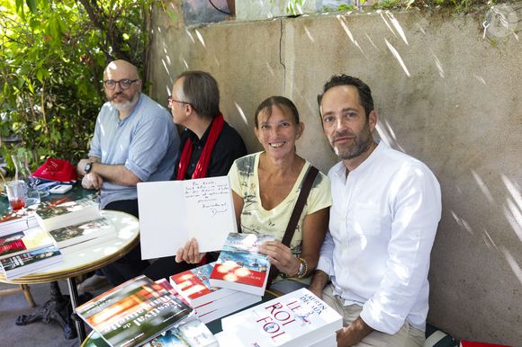 Exclusif - Laurent Decaux - Séance de dédicaces "Les plumes de Ramatuelle" au café de l'Ormeau en marge du 41ème Festival de Ramatuelle le 7 aout 2025. © Cyril Bruneau / Festival de Ramatuelle / Bestimage