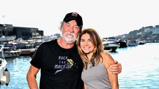 Olivier Marchal prend la pose avec sa nouvelle compagne sur la côte méditerranéenne