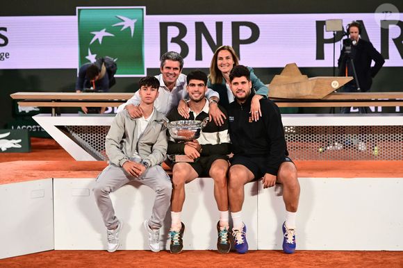 Carlos Alcaraz et ses proches lors de la finale masculine 2025 de Roland Garros le 08 juin 2025 à Paris, France. © Dante Badano/PsnewZ/Bestimage