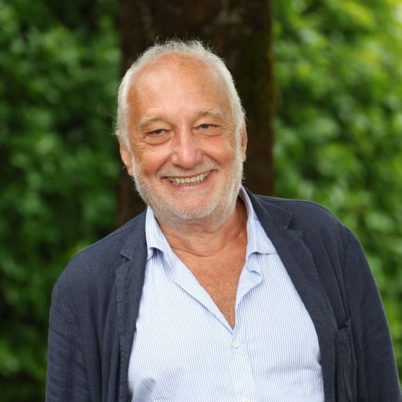 Aujourd’hui, je fonctionne différemment, mais je travaille toujours." 

François Berléand - Photocall avec l'équipe de l'émission de radio "Les grosses têtes" lors de la 17ème édition du Festival du Film Francophone de Angoulême (FFA). Le 29 août 2024
© Coadic Guirec / Bestimage