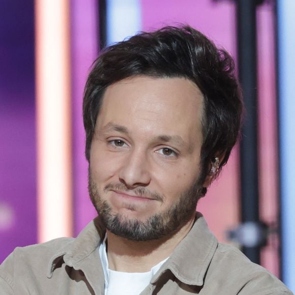Vianney raconte avoir ressenti une grande émotion en entrant pour la première fois dans son refuge.

Vianney se mobilise pour la 38ème édition du Téléthon dans les studios de France 2 à Paris, le 29 novembre 2024.

© Coadic Guirec / Bestimage