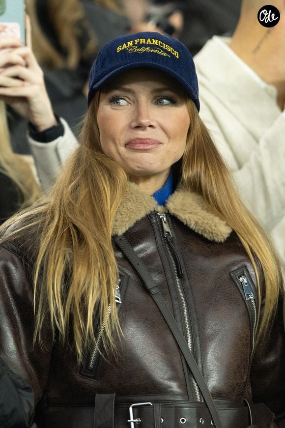 Amandine Petit (miss France 2021) - Célébrités dans les tribunes lors du match de Ligue des Champions entre le Paris Saint Germain contre Tottenham Hotspur Football Club (5-3) au Parc des Princes à Paris le 26 novembre 2025. © Cyril Moreau/Bestimage