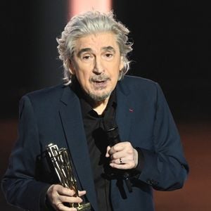 Serge Lama (Victoire d'honneur) lors de la 38ème cérémonie des Victoires de la musique à la Seine musicale de Boulogne-Billancourt, France, le 10 février 2023. © Coadic Guirec/Bestimage