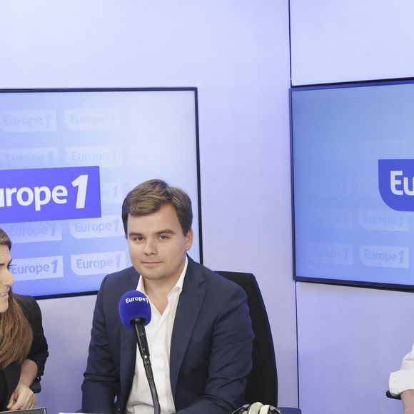 Exclusif - Valérie Benaim, Gauthier Le Bret et Eric Naulleau - C.Hanouna avec ses chroniqueurs G.Maillet, E.Naulleau, G.Le Bret, V.Benaim, R.Aabou, et l'invité du jour, N.Dupont-Aignan, aux commandes de l’émission "On Marche Sur La Tête" diffusée en direct sur les ondes de radio Europe 1, à Paris, France, le 18 juin 2024. © Jack Tribeca/Bestimage