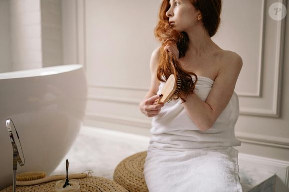 Pour y remédier, un brossage doux régulier combiné à un massage dynamique du cuir chevelu permet de stimuler efficacement la brillance naturelle.