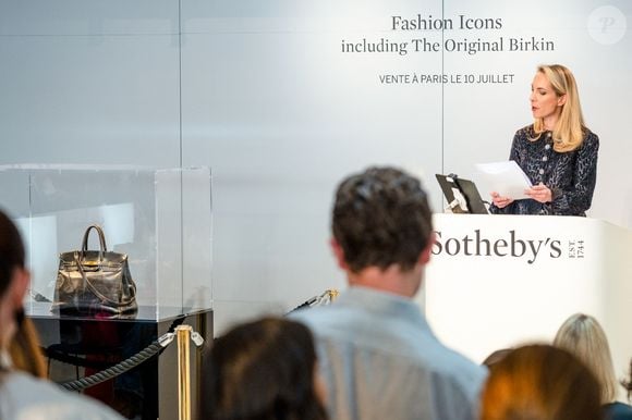 La commissaire-priseur Aurélie Vandevoorde - Le tout premier sac Hermès Birkin, conçu pour Jane Birkin en 1985, a été vendu aux enchères pour 8,58 millions d'euros chez Sotheby's Paris, lors de la vente aux enchères "Fashion Icons" à Paris, France, le 10 juillet 2025. © Jonathan Jacob/Bestimage