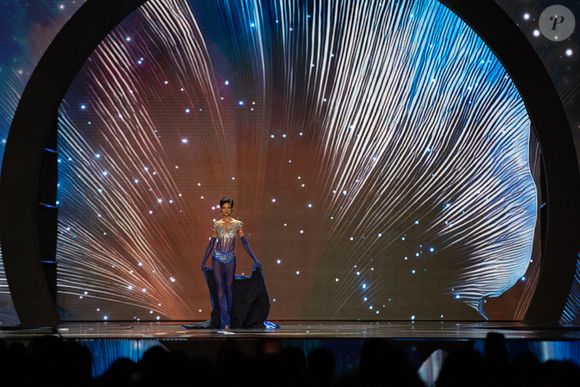 De son côté, Ève Gilles (Miss France 2024) a réussi à atteindre le top 30 de ce prestigieux concours mais n'a pas su s'imposer face à la grande gagnante...

Eve Gilles, candidate française, pose lors de la compétition préliminaire de la 74e édition de Miss Univers 2025, au centre d'exposition et de convention IMPACT, le 19 novembre 2025 à Bangkok, en Thaïlande. Photo by Teera Noisakran/SPUS/ABACAPRESS.COM
