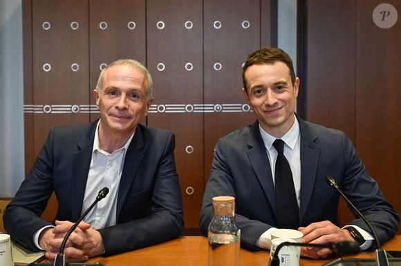 Le présentateur et producteur Hugo Clément et le présentateur et créateur de contenus Samuel Etienne arrivent pour son audition devant la Commission d'enquête sur la neutralité, le fonctionnement et le financement de l'audiovisuel public à l'Assemblée nationale française à Paris le 24 février 2026. Photo by Firas Abdullah/ABACAPRESS.COM