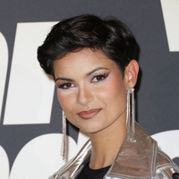 Eve Gilles en costume national pour Miss Univers 2025 : la compagne de Simon fait honneur à "une jeune héroïne française"