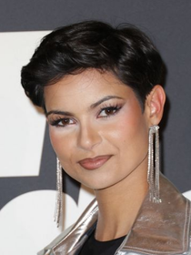 Eve Gilles en costume national pour Miss Univers 2025 : la compagne de Simon fait honneur à "une jeune héroïne française"