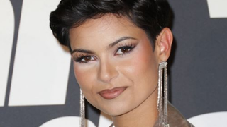 Eve Gilles en costume national pour Miss Univers 2025 : la compagne de Simon fait honneur à "une jeune héroïne française"