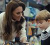 "Nous souhaitons au prince Louis un très joyeux 7e anniversaire !", peut-on lire en légende leur adorable cliché qui met à l'honneur le garçonnet.

Catherine (Kate) Middleton, princesse de Galles, et ses enfants, le prince George de Galles, la princesse Charlotte de Galles, et le prince Louis de Galles, aident à préparer des sacs-cadeaux de Noël pour des familles au seuil de la pauvreté en 2023.