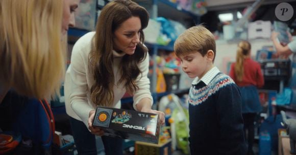 "Nous souhaitons au prince Louis un très joyeux 7e anniversaire !", peut-on lire en légende leur adorable cliché qui met à l'honneur le garçonnet.

Catherine (Kate) Middleton, princesse de Galles, et ses enfants, le prince George de Galles, la princesse Charlotte de Galles, et le prince Louis de Galles, aident à préparer des sacs-cadeaux de Noël pour des familles au seuil de la pauvreté en 2023.