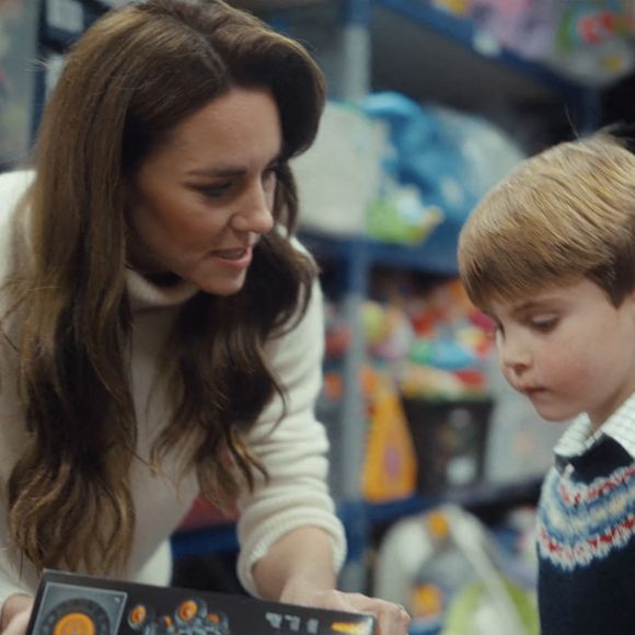 "Nous souhaitons au prince Louis un très joyeux 7e anniversaire !", peut-on lire en légende leur adorable cliché qui met à l'honneur le garçonnet.

Catherine (Kate) Middleton, princesse de Galles, et ses enfants, le prince George de Galles, la princesse Charlotte de Galles, et le prince Louis de Galles, aident à préparer des sacs-cadeaux de Noël pour des familles au seuil de la pauvreté en 2023.