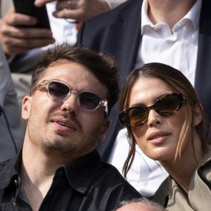 Antoine Dupont et sa compagne Iris Mittenaere en tribunes lors de la finale messieurs des Internationaux de France de Tennis de Roland Garros 2025 (jour 15), à Paris, France, le 8 juin 2025. 

Photo de Cyril Moreau/Bestimage