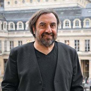 Au moment de la quitter, il avait senti qu’« il pouvait se passer un truc ».

André Manoukian, auteur-compositeur et pianiste, lors de l’événement « Improvisation musicale : Actions », dans le cadre de la mission d’André Manoukian visant à promouvoir l’improvisation dans l’éducation musicale, le 20 février 2025 au ministère de la Culture à Paris. Photo de Tomas Stevens/ABACAPRESS.COM