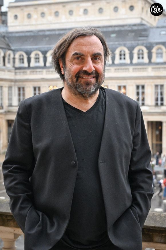 Au moment de la quitter, il avait senti qu’« il pouvait se passer un truc ».

André Manoukian, auteur-compositeur et pianiste, lors de l’événement « Improvisation musicale : Actions », dans le cadre de la mission d’André Manoukian visant à promouvoir l’improvisation dans l’éducation musicale, le 20 février 2025 au ministère de la Culture à Paris. Photo de Tomas Stevens/ABACAPRESS.COM