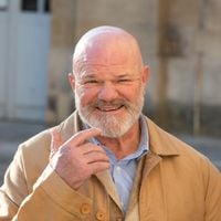 "C'est chez moi" : Le quotidien de Philippe Etchebest partagé entre Bordeaux et sa ferme en Dordogne, où il se ressource en famille
