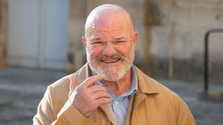 "C'est chez moi" : Le quotidien de Philippe Etchebest partagé entre Bordeaux et sa ferme en Dordogne, où il se ressource en famille