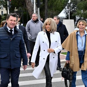 Clôture de l'opération de collecte de fonds "Pièces Jaunes", destinée à améliorer la vie des enfants hospitalisés, au Jardin Albert 1er, à Nice, France, le 7 février  2025, en présence de la Première dame française, Brigitte Macron, la présidente de la Fondation Hôpitaux de Paris-Hôpitaux de France, du sélectionneur de l'équipe de France de football, Didier Deschamps le parrain de l'opération Pièces Jaunes, de Christian Estrosi, le maire de Nice, sa femme, Laura Tenoudji Estrosi, d'Anne Barrère, la vice-présidente de la Fondation Hôpitaux de Paris-Hôpitaux de France, Philippe Wahl, le président-directeur général du Groupe La Poste, de José Cobos, ancien capitaine de l'OGC Nice et conseiller municipal de la ville de Nice délégué à l'évènementiel sportif, et du compositeur du morceau caritatif "Les P'tits Soleils", l'hymne des Pièces Jaunes, John Mamann. Ce titre a été chanté sur la scène par Eugie, Sab, Julien Esmée, Vernis Rouge... et les personnalités. Mme Macron et Didier Deschamps ont fait, comme à leur habitude, le tour des diffèrents stands des associations et des partenaires, comme Carrefour, la Fondrtion Lenval, le CHU, la Poste et la Banque de France où ils ont fait la pesée des pièces jaunes... mais l'arrêt le plus surprenant fut sur le stand du Nice Azur Boxe où le coach des Bleus et Mme Macron n'ont pas hésité à mettre les gants pour quelques échanges avec les boxeurs présents.  © Bruno Bebert/Bestimage