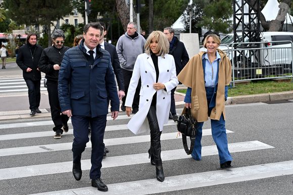 Clôture de l'opération de collecte de fonds "Pièces Jaunes", destinée à améliorer la vie des enfants hospitalisés, au Jardin Albert 1er, à Nice, France, le 7 février  2025, en présence de la Première dame française, Brigitte Macron, la présidente de la Fondation Hôpitaux de Paris-Hôpitaux de France, du sélectionneur de l'équipe de France de football, Didier Deschamps le parrain de l'opération Pièces Jaunes, de Christian Estrosi, le maire de Nice, sa femme, Laura Tenoudji Estrosi, d'Anne Barrère, la vice-présidente de la Fondation Hôpitaux de Paris-Hôpitaux de France, Philippe Wahl, le président-directeur général du Groupe La Poste, de José Cobos, ancien capitaine de l'OGC Nice et conseiller municipal de la ville de Nice délégué à l'évènementiel sportif, et du compositeur du morceau caritatif "Les P'tits Soleils", l'hymne des Pièces Jaunes, John Mamann. Ce titre a été chanté sur la scène par Eugie, Sab, Julien Esmée, Vernis Rouge... et les personnalités. Mme Macron et Didier Deschamps ont fait, comme à leur habitude, le tour des diffèrents stands des associations et des partenaires, comme Carrefour, la Fondrtion Lenval, le CHU, la Poste et la Banque de France où ils ont fait la pesée des pièces jaunes... mais l'arrêt le plus surprenant fut sur le stand du Nice Azur Boxe où le coach des Bleus et Mme Macron n'ont pas hésité à mettre les gants pour quelques échanges avec les boxeurs présents.  © Bruno Bebert/Bestimage