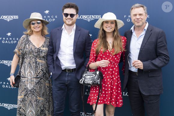 Guillaume de Tonquédec avec sa femme Christèle et leurs enfants Amaury et Victoire au Photocall du Prix de Diane Longines 2022 à Chantilly le 19 juin 2022.

© Jack Tribeca / Bestimage