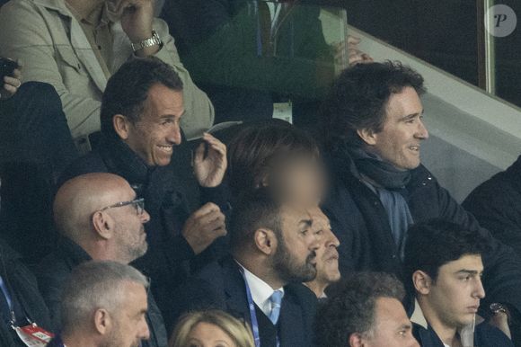 Alexandre Bompard et Antoine Arnault - Célébrités des les tribunes lors du match aller du quart de finale de Ligue des champions entre le PSG et Aston Villa (3-1) au Parc des Princes à Paris le 9 avril 2025. © Cyril Moreau/Bestimage