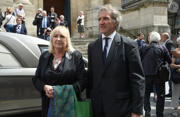 "C'est mon hypothèse. Paul Ecole (ndlr : celui qui a écrit le titre Saint-Nazaire) ne connaissait rien de ma vie et, pourtant, il a réussi à écrire un texte qui nous ressemble dans toute notre pudeur".

Gérard Leclerc et sa femme Julie - Sortie des obsèques de Pierre Bellemare à l'église Saint-Roch de Paris, France, le 31 mai 2018.