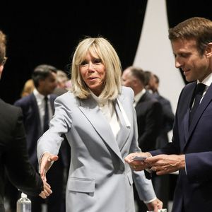 Le président de la République française, Emmanuel Macron et sa femme la Première Dame, Brigitte Macron votent pour le second tour des élections législatives, au Touquet, France, le 19 juin 2022. © Stéphane Lemouton/Bestimage