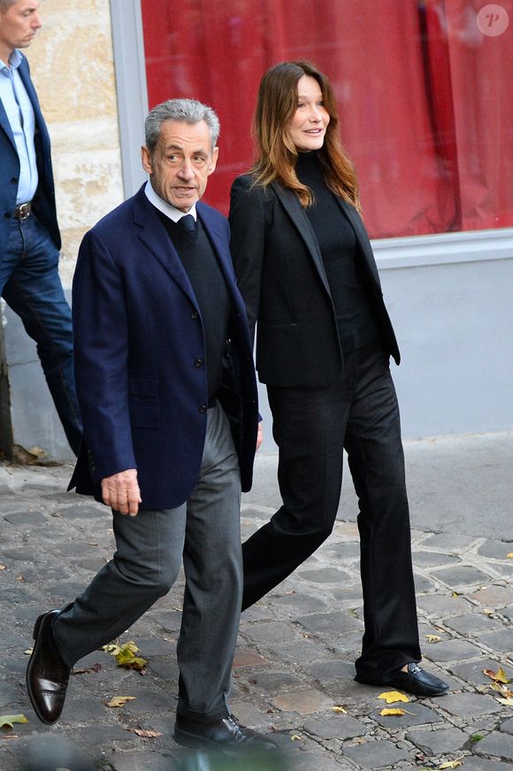 Nicolas Sarkozy, accompagné de sa femme Carla Bruni, sort de son domicile pour être incarcéré à la prison de La Santé à Paris le 21 octobre 2025.

© Bestimage