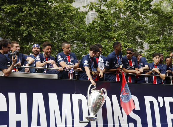 Les joueurs du PSG paradent sur les Champs-Elysées après leur victoire historique (5-0) en finale de la Ligue Des Champions 2025. Paris, le 1er juin 2025.
© Marc Ausset-Lacroix/Bestimage