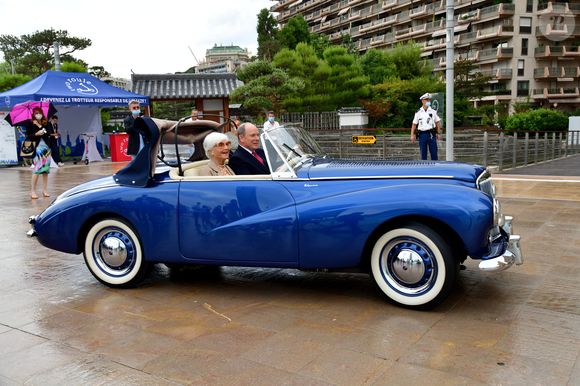 Exclusif -  Le prince Albert II de Monaco et Brigitte Auber durant l'inauguration de la Sunbeam Alpine Mark III 1954 Hybride dans le cadre du salon Ever à Monaco le 11 septembre 2020, avec Brigitte Auber. Cet événement concorde avec les 65 ans de la sortie en salle du film "La main au collet" d'Alfred Hitchcock, dans lequel a joué la Princesse Grace et Brigitte Auber. © Bruno Bebert / Bestimage