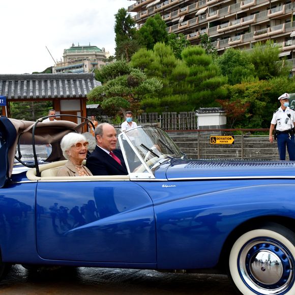 Exclusif -  Le prince Albert II de Monaco et Brigitte Auber durant l'inauguration de la Sunbeam Alpine Mark III 1954 Hybride dans le cadre du salon Ever à Monaco le 11 septembre 2020, avec Brigitte Auber. Cet événement concorde avec les 65 ans de la sortie en salle du film "La main au collet" d'Alfred Hitchcock, dans lequel a joué la Princesse Grace et Brigitte Auber. © Bruno Bebert / Bestimage