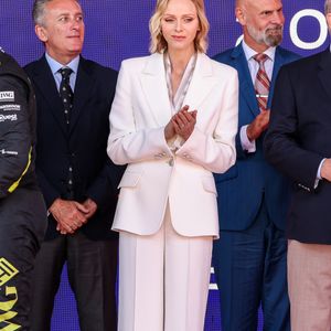 Le prince Albert II et la princesse Charlène de Monaco sur le podium lors de la remise de prix du E-Prix de Monaco du Championnat du monde FIA de Formule E 2026 sur le circuit de Monaco à Monte-Carlo, Monaco, le 17 mai 2026. Le pilote britannique Oliver Rowland remporte la deuxième course du week-end à Monaco devant le Brésilien Felipe Drugovich et le Portugais Antonio Félix Da Costa. © Claudia Albuquerque/Bestimage