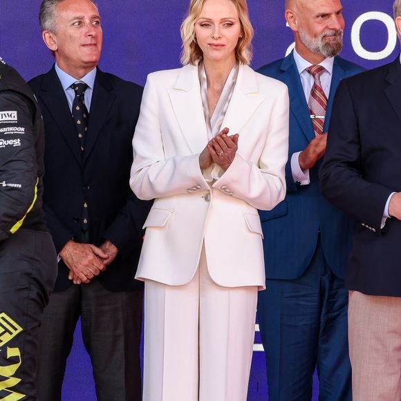 Le prince Albert II et la princesse Charlène de Monaco sur le podium lors de la remise de prix du E-Prix de Monaco du Championnat du monde FIA de Formule E 2026 sur le circuit de Monaco à Monte-Carlo, Monaco, le 17 mai 2026. Le pilote britannique Oliver Rowland remporte la deuxième course du week-end à Monaco devant le Brésilien Felipe Drugovich et le Portugais Antonio Félix Da Costa. © Claudia Albuquerque/Bestimage