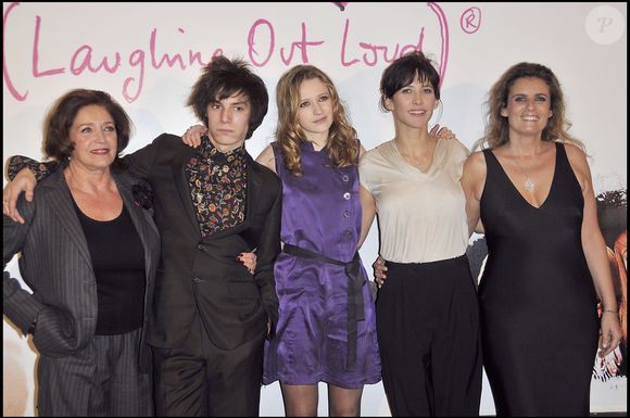 FRANCOISE FABIAN, JEREMY KAPONE, CHRISTA THERET, SOPHIE MARCEAU ET LA REALISATRICE LISA AZUELOS - PREMIERE DU FILM "LOL" AU CINEMA GAUMONT MARIGNAN A PARIS.