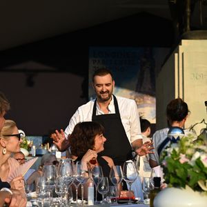 Exclusif - Le chef Cyril Lignac dans l'espace VIP, le Pavillon Eiffel, lors de la 12ème édition Longines Paris Eiffel Jumping au pied de la Tour Eiffel sur le Champ-de-Mars à Paris, France, le 20 juin 2026. © Perusseau-Veeren/Bestimage