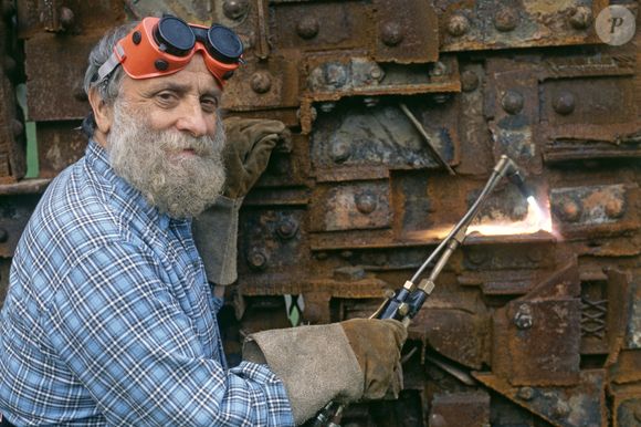 L'événement est l'occasion de revenir sur l'histoire de la célèbre statuette et de son créateur, le sculpteur marseillais César Baldaccini.

Fichier photo du sculpteur César dans son atelier à Paris, France, en 1988.  Photo par Pascal Baril/ABACAPRESS.COM