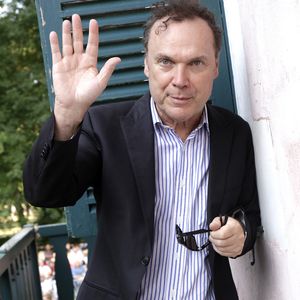 Julien Lepers pose lors de la 21e édition de la séance de dédicaces 'Foret Des Livres' à Chanceaux-Pres-Loches, près de Tours, en France, le 28 août 2016. Photo par VIM/ABACAPRESS.COM
