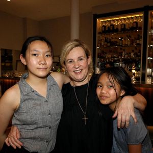 Hélène Darroze explique pourquoi elle a adopté ses filles au Vietnam

Exclusif - Hélène Darroze et ses filles Charlotte et Quitterie ont suivi la finale de l'émission "Top Chef" depuis son restaurant La Joia à Paris, où elle avait installé une télévision. A sa grande joie, c'est son élève, Mohamed Cheikh, qui a remporté la finale. Pour la deuxième année consécutive, la cheffe Hélène Darroze et un de ses poulains gagnent le concours culinaire de M6. © Dominique Jacovides / Bestimage
