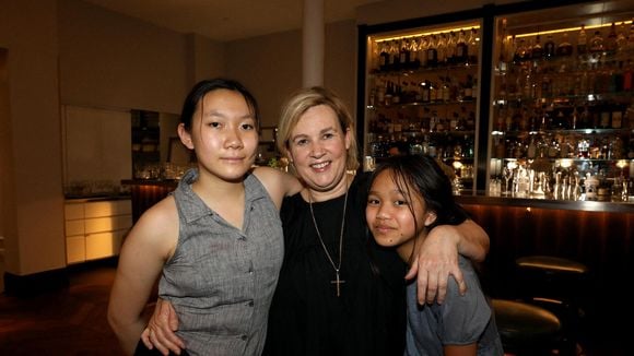 “Un pays qui s’est un peu imposé à moi” : Hélène Darroze a adopté ses deux filles au Vietnam, voilà pour quelles raisons