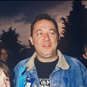 Le célèbre humoriste est décédé à l'âge de 41 ans le 19 juin 1986 à la suite d'un accident de moto

Archives - Coluche lors d'une manifestation de Touche pas à mon pote avec son fils aîné Romain Colucci
Crédit : AGENCE / BESTIMAGE
